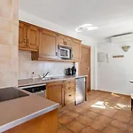 1 Bedroom Penthouse With Pool Access, Centre
