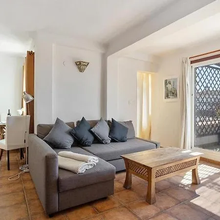1 Bedroom Penthouse With Pool Access, Centre Apartment *