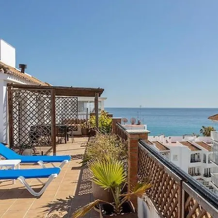 1 Bedroom Penthouse With Pool Access, Centre Apartment *