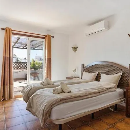 Apartment 1 Bedroom Penthouse With Pool Access, Centre