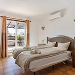 Apartment 1 Bedroom Penthouse With Pool Access, Centre