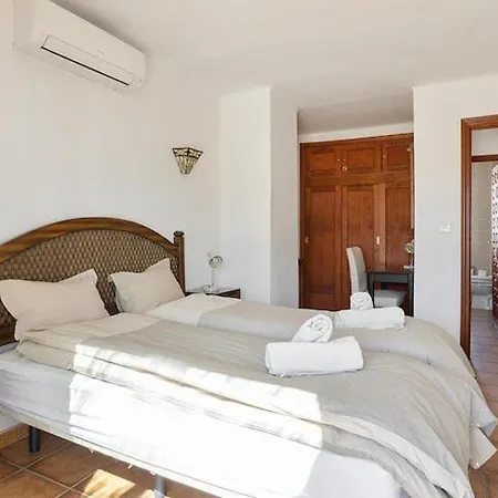 1 Bedroom Penthouse With Pool Access, Centre