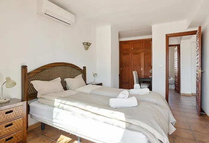 1 Bedroom Penthouse With Pool Access, Centre