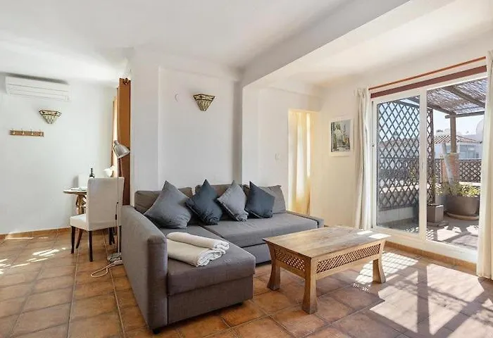 1 Bedroom Penthouse With Pool Access, Centre Apartament *