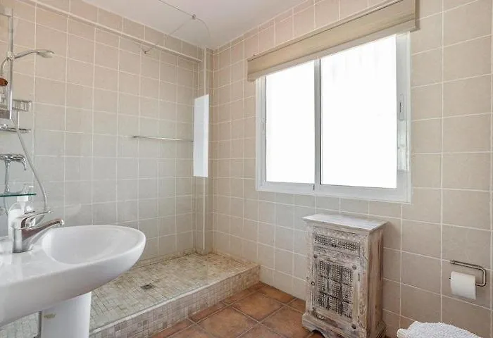 1 Bedroom Penthouse With Pool Access, Centre Apartament