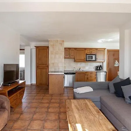 1 Bedroom Penthouse With Pool Access, Centre Apartman