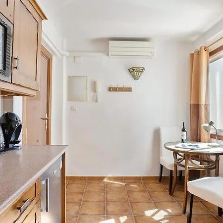 1 Bedroom Penthouse With Pool Access, Centre *