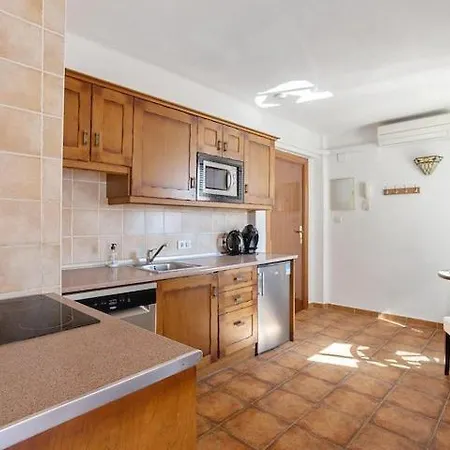 1 Bedroom Penthouse With Pool Access, Centre