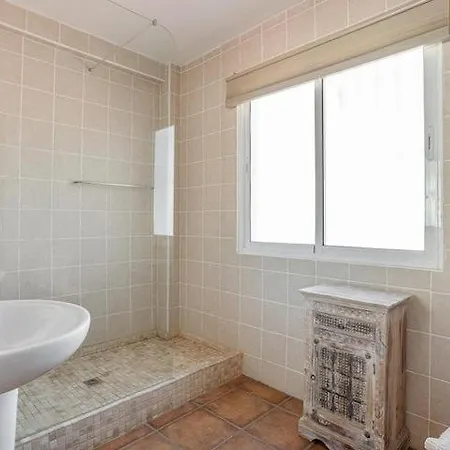 1 Bedroom Penthouse With Pool Access, Centre Apartman