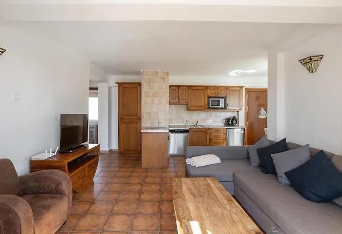 1 Bedroom Penthouse With Pool Access, Centre شقة