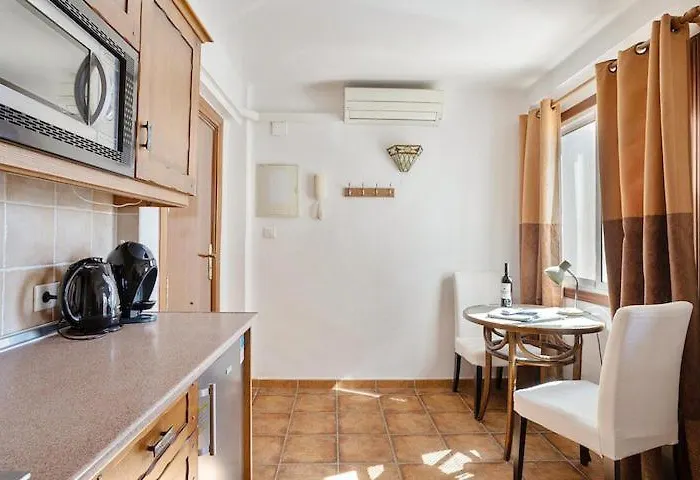 1 Bedroom Penthouse With Pool Access, Centre *