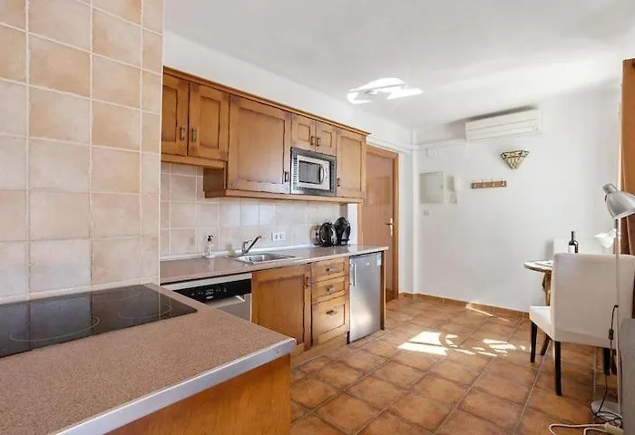 1 Bedroom Penthouse With Pool Access, Centre